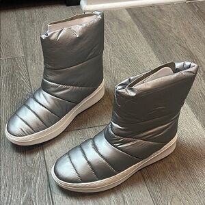 Kenneth Cole gentle souls Metallic Silver Quilted Boots 7.5 women’s new